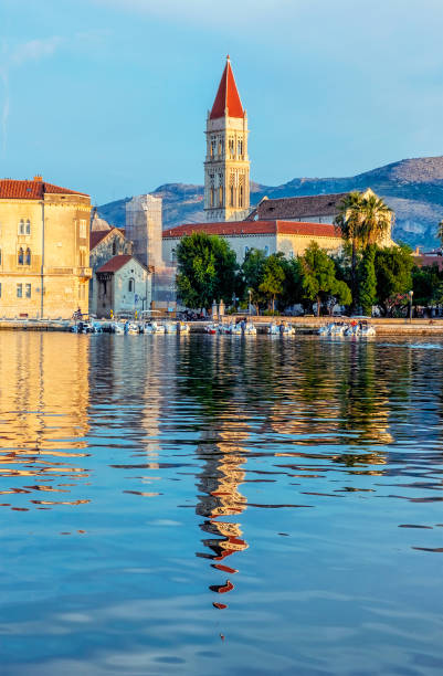 a catedral de trogir está espelhando no mar, croatia, tempo do nascer do sol - 13589 - fotografias e filmes do acervo