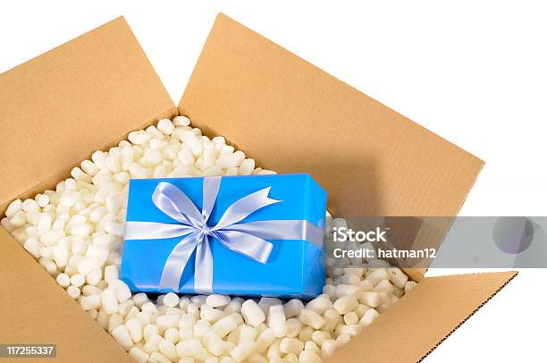 Картонная Коробка С Голубой Подарок — стоковые фотографии и другие картинки Без людей - Без людей, Белый, Белый фон