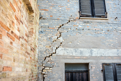 Architecture of Italy, Marche: Earthquake damaged building in Montelupone