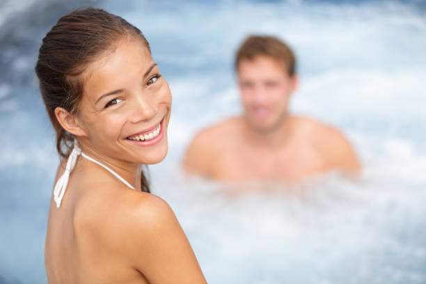 jacuzzi resort banheira de hidromassagem casal, mulher e homem - couple hot tub spa treatment health spa - fotografias e filmes do acervo