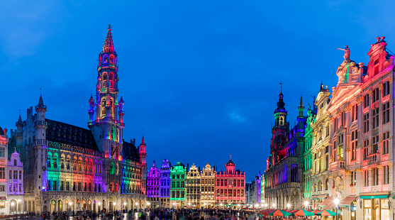 Grand Place de Bruselas por la noche y su espectáculo de colores photo