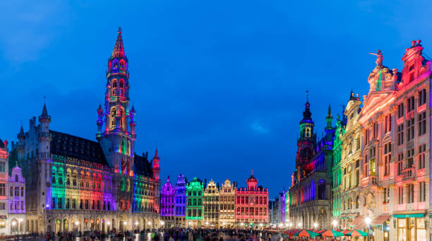 brussels grand place by night and its colour show - peerage title imagens e fotografias de stock