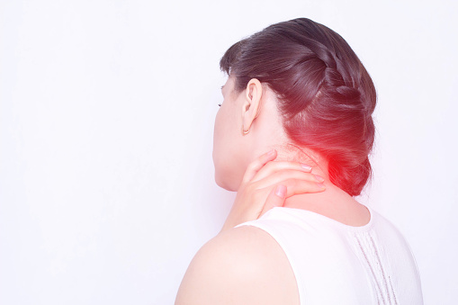 Una joven se aferra a un cuello dolorido en el que la protuberancia y fibromialgia de los músculos, médico, espacio de copia, inestabilidad vertebral photo