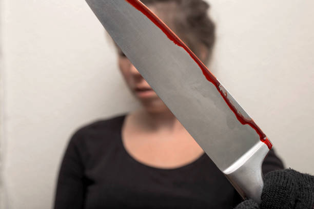 joven mujer sosteniendo cuchillo sangriento con guante negro, la escena del crimen matando - blood human hand women murder fotografías e imágenes de stock