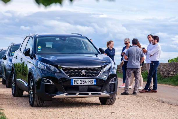 франция лион 2019-06-21 крупным планом роскошный автомобиль темно-синий джип премиум peugeot 3008 с регистрационным номером ес и многие люди рядом. к� - peugeot car french culture france стоковые фото и изображения