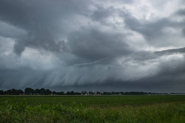 enlaznada de una fuerte tormenta eléctrica sobre el amplio campo abierto de los países bajos, europa occidental. - arcus cloud fotografías e imágenes de stock