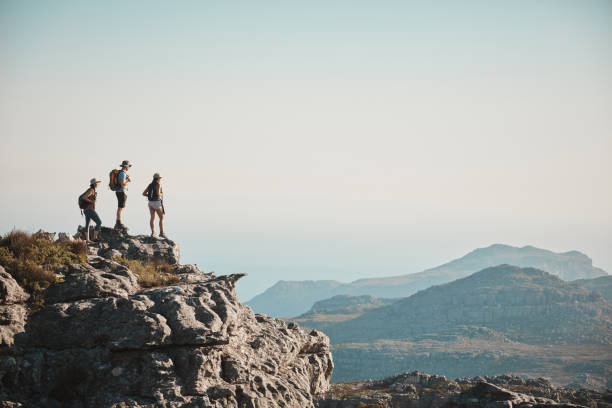 as caminhadas na montanha fazem algumas das melhores memórias - exploration group of people hiking climbing - fotografias e filmes do acervo