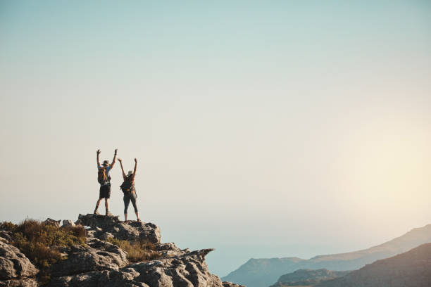 una vez que hayas conquistado una montaña puedes conquistarlas todas - couple young women casual excitement fotografías e imágenes de stock