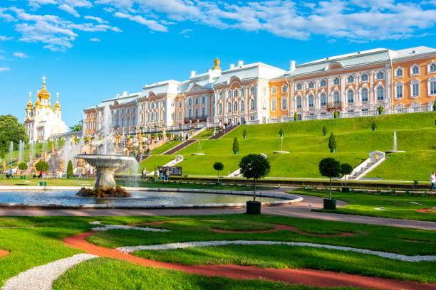 gran cascada del palacio peterhof y parque inferior, san petersburgo, rusia - peterhof palace fotografías e imágenes de stock