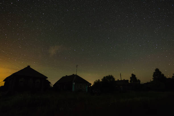 céu estrelado sobre casas em uma vila russian típica em uma noite de verão - izba - fotografias e filmes do acervo