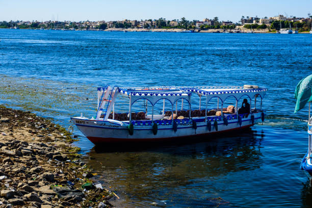 観光船は、ルクソール、エジプトのナイル川のほとり近くに係留 - 3495 ストックフォトと画像