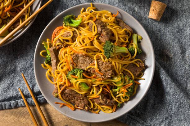 noodles di manzo lo mein fatti in casa - lo foto e immagini stock