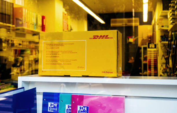 dhl-express-paket im schaufenster - dhl paketkasten stock-fotos und bilder
