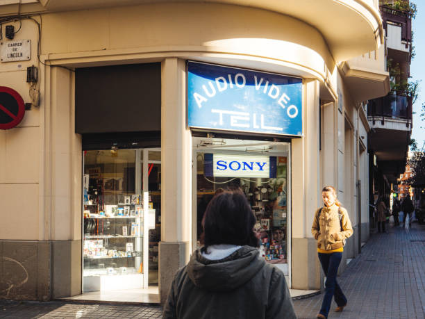 ragazze che camminano davanti al centro audio video sony - main street audio foto e immagini stock