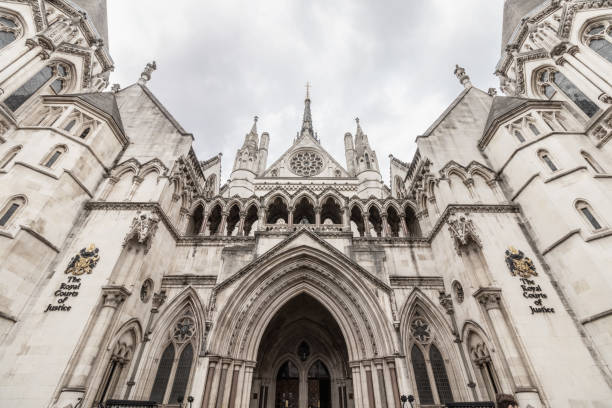 eingang zu den royal courts of justice am strand im zentrum von london - royal courts of justice stock-fotos und bilder