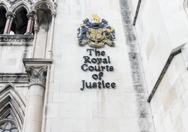 wappen an der wand der royal courts of justice am strand im zentrum von london. - royal courts of justice stock-fotos und bilder