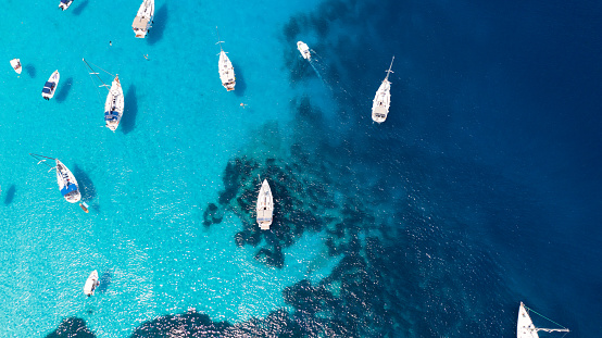 Tiro aéreo de veleros y yates anclados en el mar photo