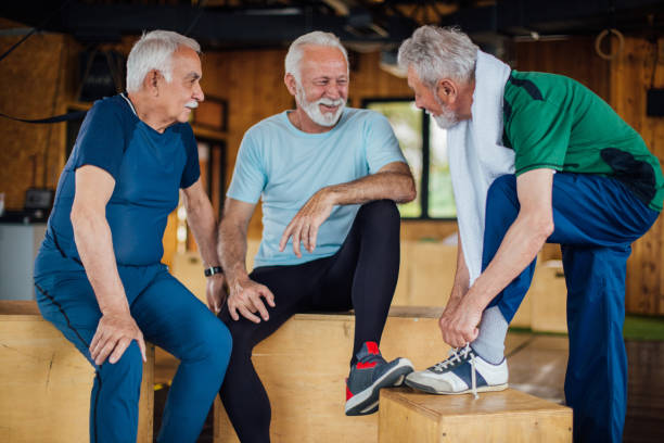 ヨガの授業の後に楽しむ先輩男性のグループ - health club social gathering exercising sport ストックフォトと画像