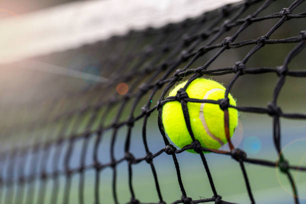 red de pelotas de tenis - let deporte de raqueta fotografías e imágenes de stock