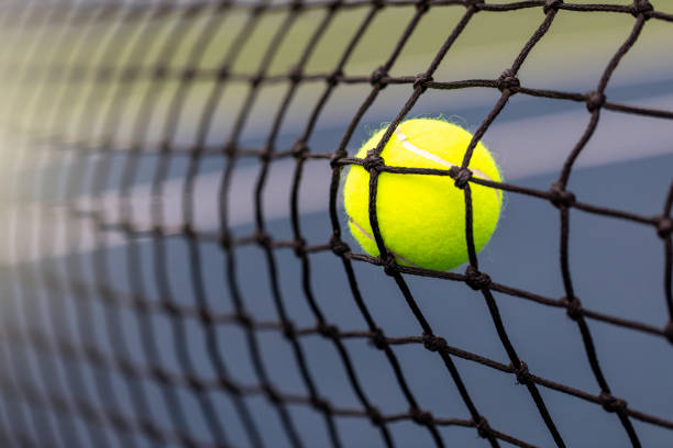 red de pelotas de tenis - let deporte de raqueta fotografías e imágenes de stock