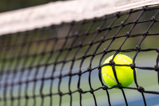 red de pelotas de tenis - let deporte de raqueta fotografías e imágenes de stock