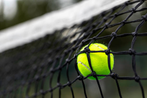 red de pelotas de tenis - let deporte de raqueta fotografías e imágenes de stock