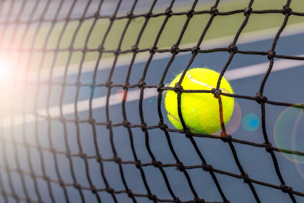 red de pelotas de tenis - let deporte de raqueta fotografías e imágenes de stock