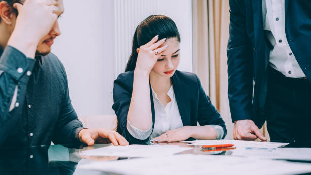 семейное право развода проблемы мужчина женщина адвокат - legal failure стоковые фото и изображения