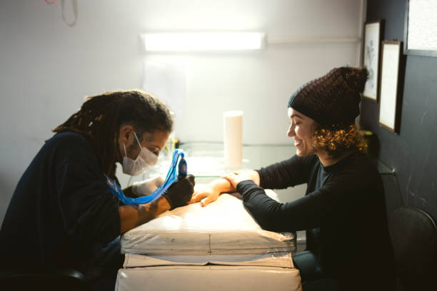 istock Artist making tatoo in studio 1172613845