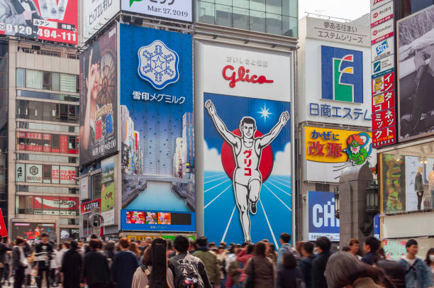 uma multidão de povos que apressam-se através de osaka, japão - urban scene business sign large group of people - fotografias e filmes do acervo