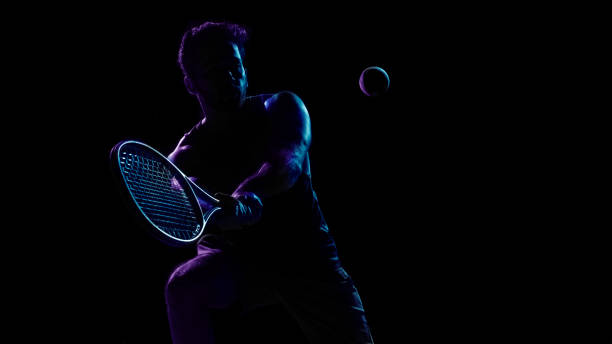 rim light retrato artístico de un tenista masculino - tennis serving sport athlete fotografías e imágenes de stock