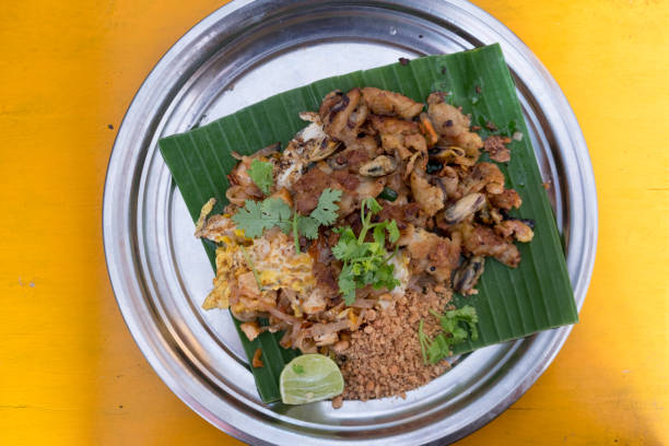 istock Fried mussel pancakes and Pad Thai served mix in dish 1172628154