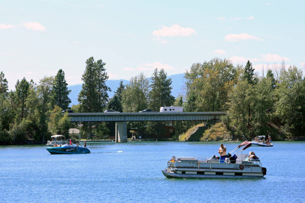 viel wasser spaß in flathead country montana - flathead valley stock-fotos und bilder