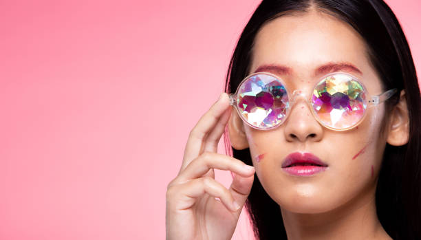 ファッションモデルの女性は万華鏡のメガネを着用 - kaleidoscope women mirrored pattern mirror ストックフォトと画像