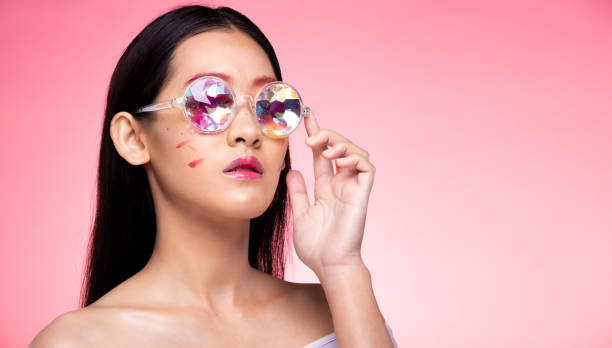 fashion model donna indossare occhiali caleidoscopio - kaleidoscope women mirrored pattern mirror foto e immagini stock