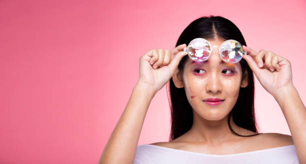 fashion model woman wear kaleidoscope glasses - fashion fashion model asian ethnicity tall imagens e fotografias de stock