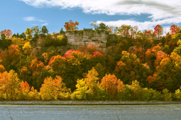 missouri river blefuje jesienią - rzeka missouri zdjęcia i obrazy z banku zdjęć