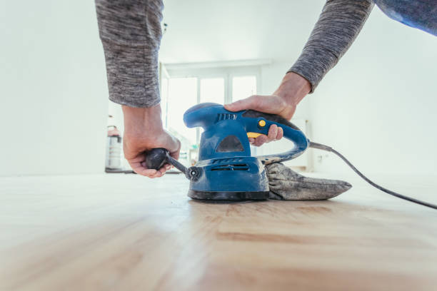 renovando em casa: ferramenta de lixadeira para refrescar e moer o piso de madeira parquet - moedor - fotografias e filmes do acervo