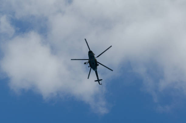 sylwetka latającego śmigłowca na niebie. - airshow airplane weather military zdjęcia i obrazy z banku zdjęć