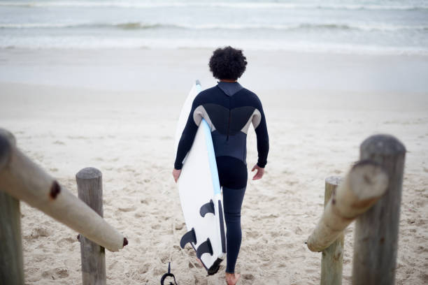 istock Heading out to ride some waves 1172663329