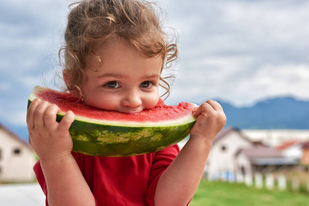 beste wassermelone aller zeiten - juicy childhood colors red stock-fotos und bilder