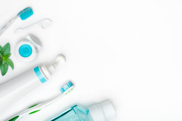 zahnreinigungswerkzeuge und hygieneprodukte auf weiß mit copyspace - dental hygiene stock-fotos und bilder