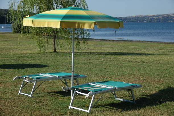plaża z parasolami nad jeziorem - bracciano zdjęcia i obrazy z banku zdjęć