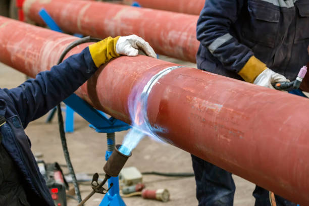 Manual preheating with a flame torch to joint of the pipeline before welding. It involves heating the base metal, either in its entirety or just the region surrounding the joint, to a specific desired temperature. precalentamiento manual con una antorcha de llama a la unión de la tubería antes de soldar. consiste en calentar el metal base, ya sea en su totalidad o simplemente en la región que rodea la articulación, a una temperatura específica deseada.
