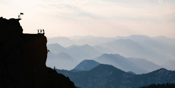 equipe de luta, unidade e espírito de equipe para a vitória - rock norway courage mountain - fotografias e filmes do acervo