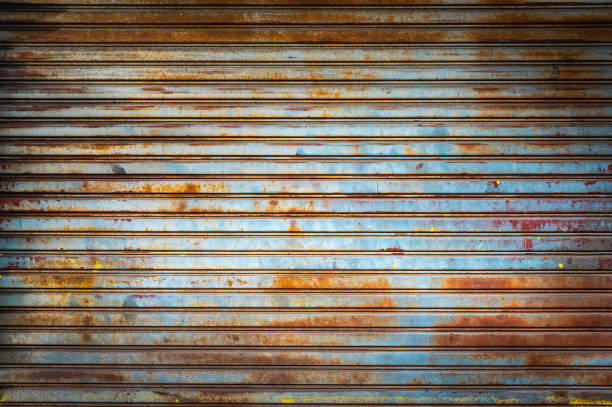 vieja puerta de acero oxidado y desgastada para el backgroud de metal de acero y la textura. - corrugated iron rust rusty metal fotografías e imágenes de stock