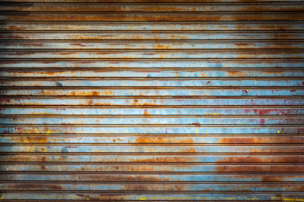 stare wyblakłe i zardzewiałe stalowe drzwi do stalowego metalu backgroud i tekstury. - corrugated iron metal iron rusty zdjęcia i obrazy z banku zdjęć