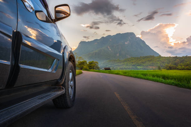 concepto de transporte y viaje en coche con coche suv en carretera y puesta de sol, fondo de montaña. - sports utility vehicle 4x4 car tire fotografías e imágenes de stock