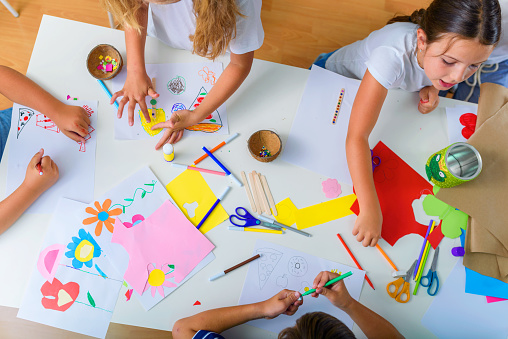 Niños creativos. Clases de Artes Creativas y Oficios en Actividades Después de la Escuela. photo