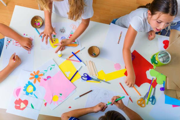 creatieve kinderen. creatieve kunsten en ambachten lessen in na school activiteiten. - vrijetijdsbesteding stockfoto's en -beelden